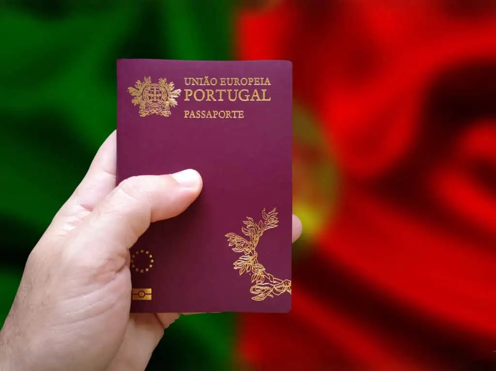 2025 葡萄牙黃金簽證完整指南！投資方式、申請條件懶人包一次看 葡萄牙護照