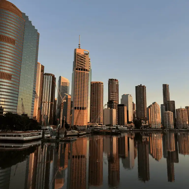 澳洲高品質城市生活示意圖，呈現穩定環境、宜居城市與高資產家庭嚮往的投資移民生活方式